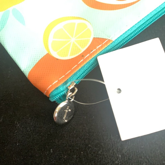 Thrive Causemetics Bag - Picture 5 of 9